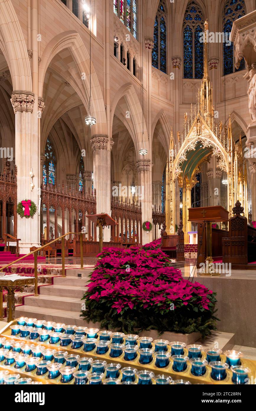 l'interieur de Saint patrick Cathedral dans la 5e avenue de New York pendant les fetes de Noel Banque D'Images