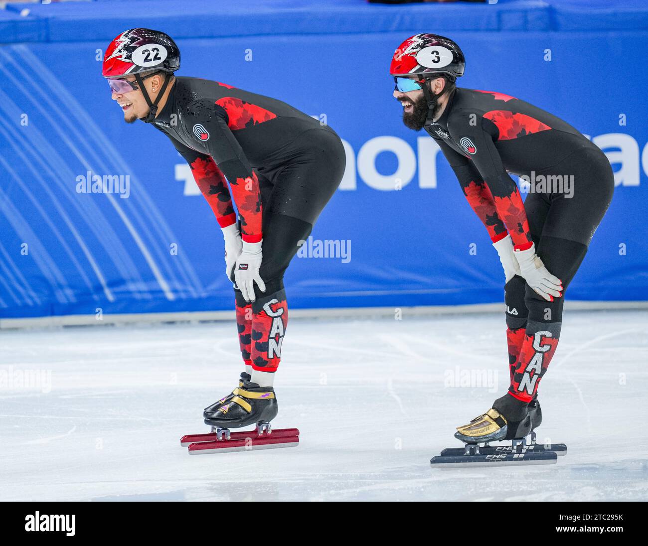 Pékin, Chine. 10 décembre 2023. Jordan Pierre-Gilles (à gauche) et Steven Dubois, du Canada, célèbrent après la finale masculine du 500m(2) à la coupe du monde de patinage de vitesse sur courte piste de l'ISU à Beijing, en Chine, le 10 décembre 2023. Crédit : Sun FEI/Xinhua/Alamy Live News Banque D'Images