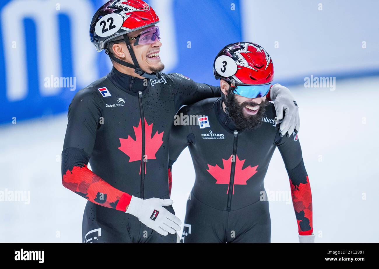 Pékin, Chine. 10 décembre 2023. Jordan Pierre-Gilles (à gauche) et Steven Dubois, du Canada, célèbrent après la finale masculine du 500m(2) à la coupe du monde de patinage de vitesse sur courte piste de l'ISU à Beijing, en Chine, le 10 décembre 2023. Crédit : Sun FEI/Xinhua/Alamy Live News Banque D'Images