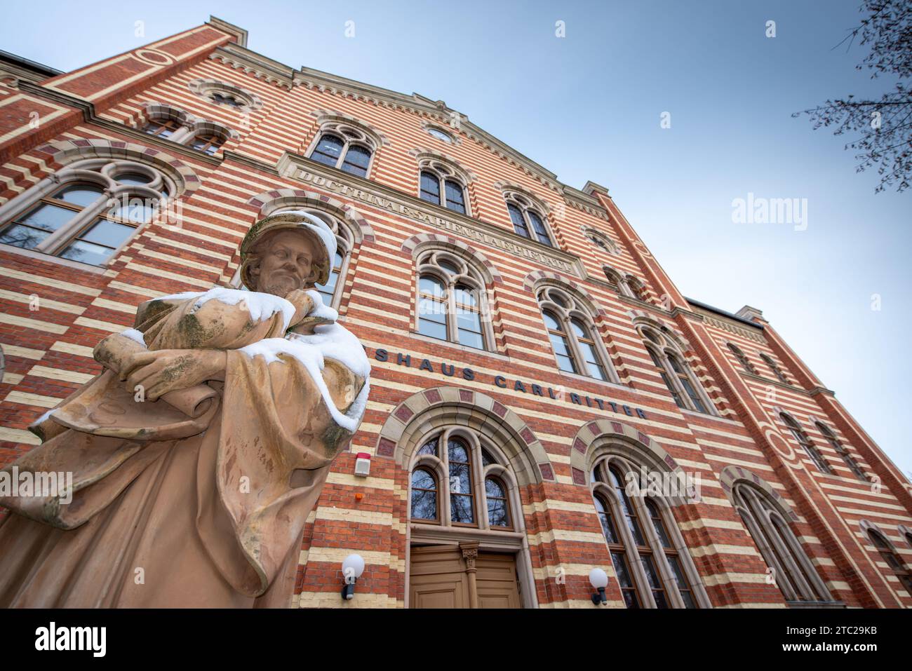 Quedlinburg, Allemagne, 30 novembre 2023 : façade du centre éducatif Carl Ritter avec la statue de Philipp Melanchthon au premier plan Banque D'Images