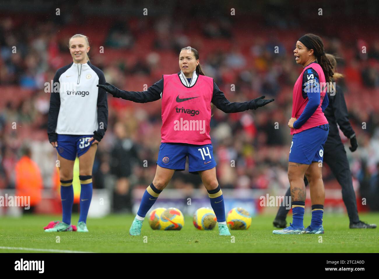 Emirates Stadium, Londres, Royaume-Uni. 10 décembre 2023. Women's Super League, Arsenal contre Chelsea ; Fran Kirby de Chelsea a plaisanté que Sophie Ingle aurait dû essayer un side volley pendant l'échauffement avant le match. Crédit : action plus Sports/Alamy Live News Banque D'Images