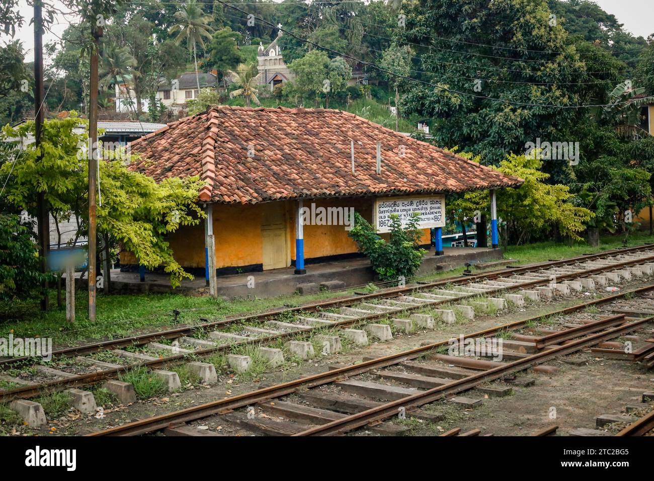 Construit en 1867 à la vieille gare de Peradeniya au Sri Lanka, ce train est toujours exposé au public. Banque D'Images