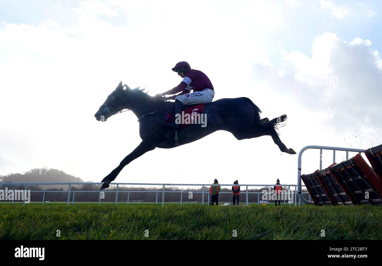 Harsh monté par le jockey Jack Kennedy sur le chemin de gagner le Bar One Racing 'Bet 10 euros Get 50 euros Inscrivez-vous offre' 3-Y-O Maiden haie lors de la course Bar One Racing Hilly Way Chase Raceday à l'hippodrome de Cork, County Cork. Date de la photo : dimanche 10 décembre 2023. Banque D'Images