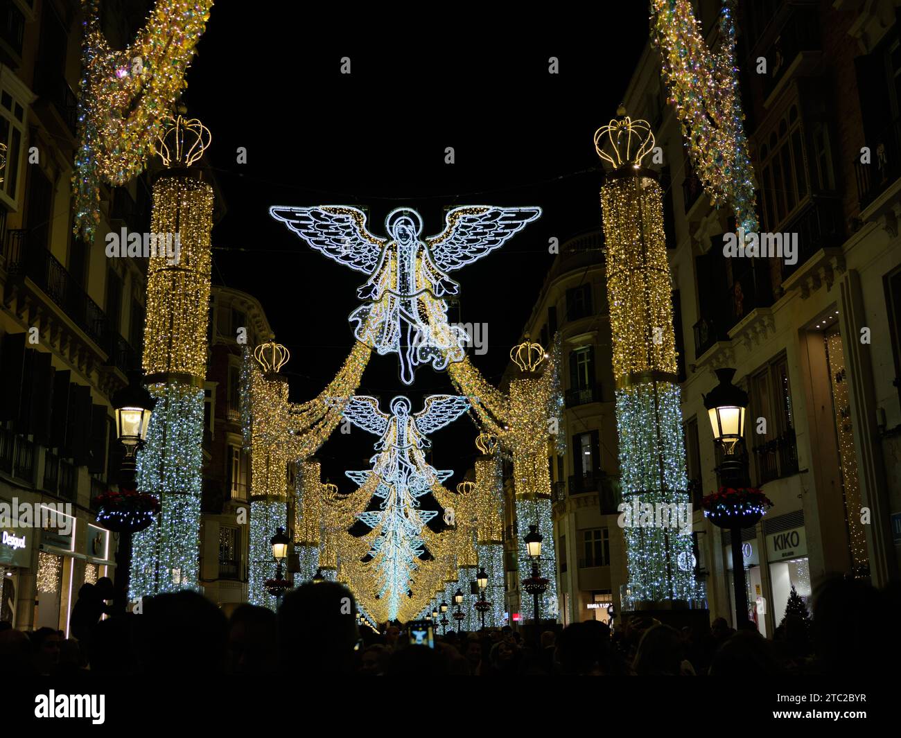 Málaga, Espagne - 8 décembre 2023 : lumières de Noël sur la rue Larios. Banque D'Images