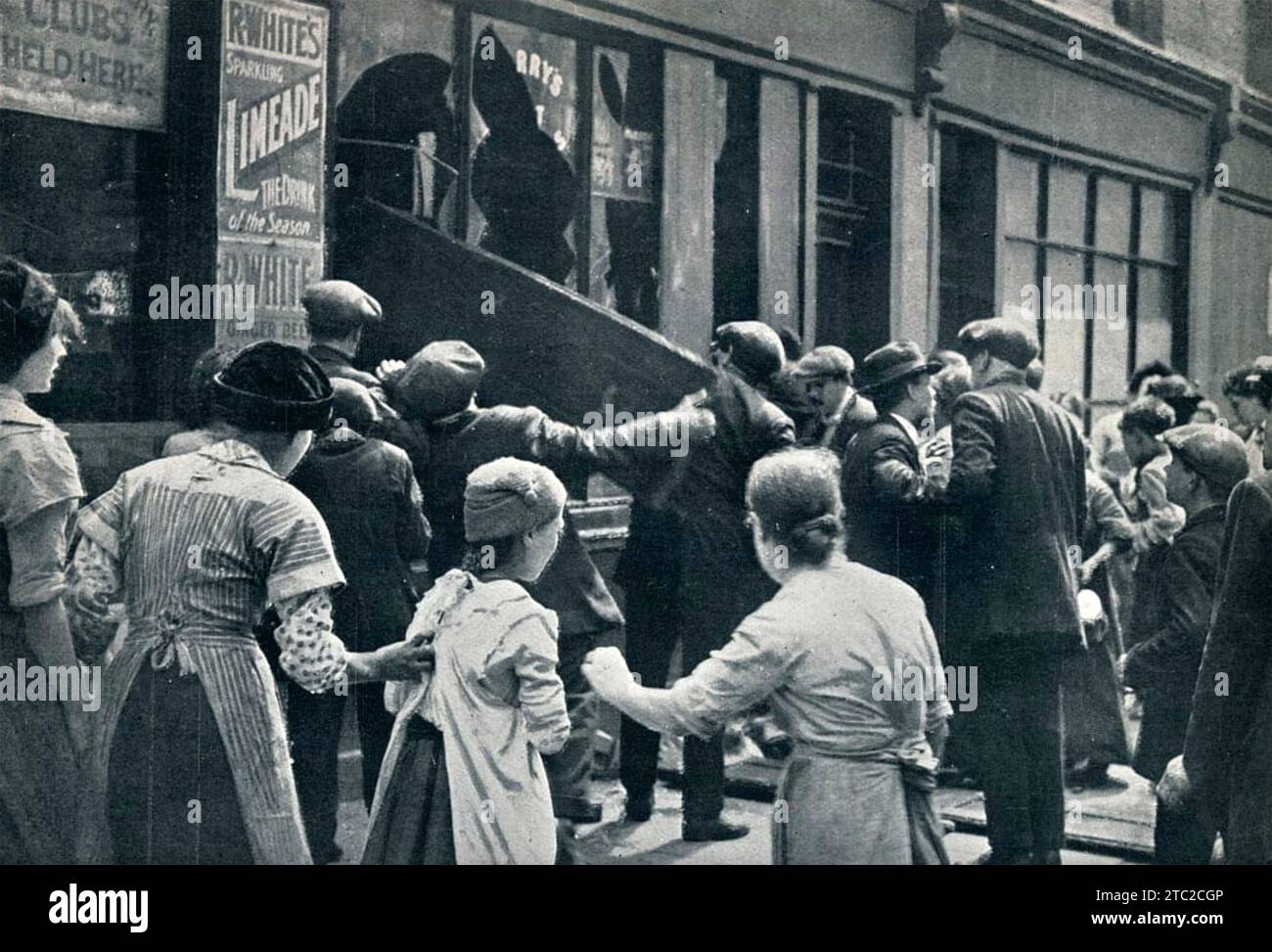 ÉMEUTES ANTI-ALLEMANDES première Guerre mondiale Une foule attaque un magasin de meubles appartenant à des Allemands dans l'est de Londres vers 1915 Banque D'Images