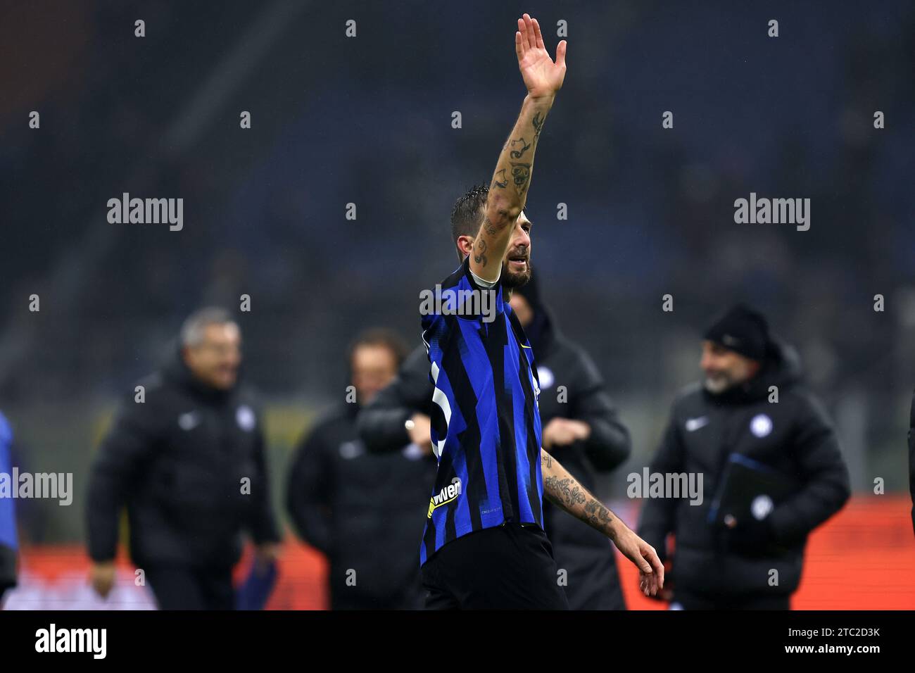 Milan, Italie. 09 décembre 2023. Francesco Acerbi du FC Internazionale célèbre à la fin de la Serie Un match de football entre FC Internazionale et Udinese Calcio au Stadio Giuseppe Meazza le 9 décembre 2023 à Milan Italie . Crédit : Marco Canoniero/Alamy Live News Banque D'Images