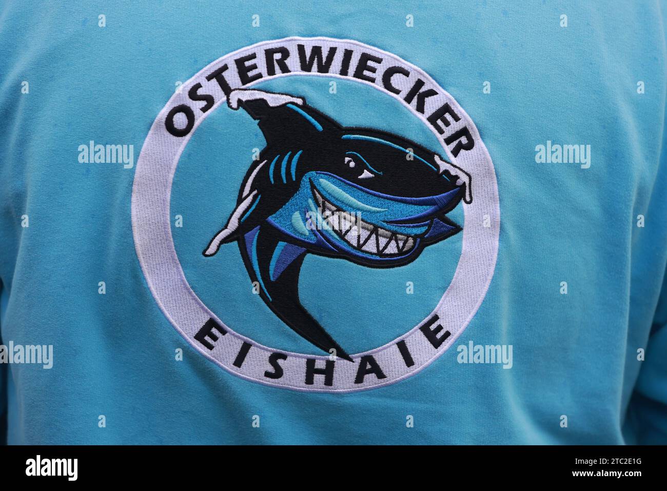 Osterwieck, Allemagne. 10 décembre 2023. Le logo de l'Osterwiecker Eishaie est placé sur le dos d'une veste. Traditionnellement, les Eishaie invitent les gens à une baignade de l'Avent. De nombreux visiteurs et invités ont pris un plongeon dans l'eau, qui est seulement 3 degrés Celsius. Les requins glacés se rencontrent chaque semaine pour nager sur glace et profitent de la liberté d'aller nager toute l'année. Crédit : Matthias Bein/dpa/Alamy Live News Banque D'Images