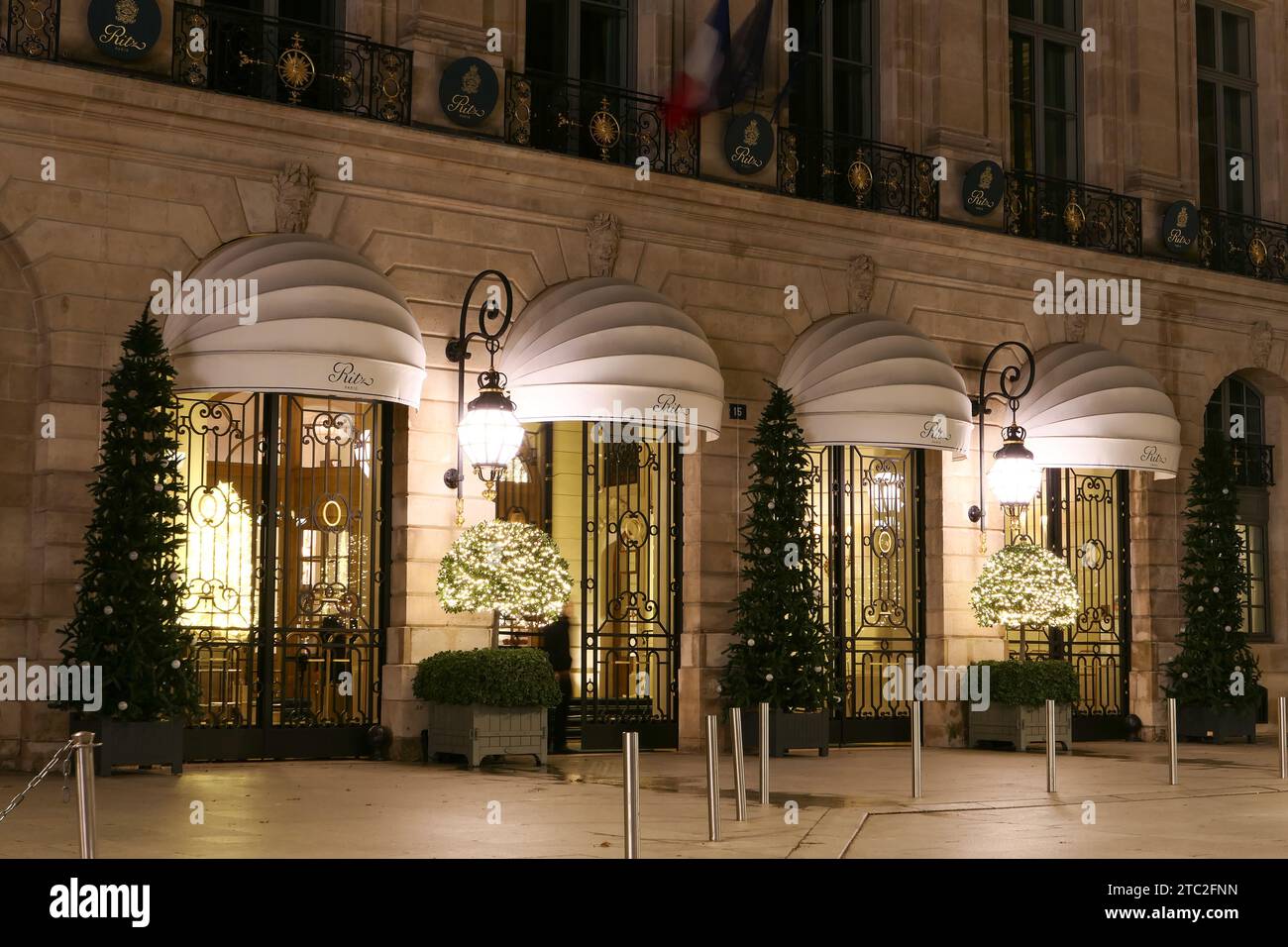 Paris, France. Décembre 10. 2023. Établissement cinq étoiles situé sur la place Vendôme. Célèbre hôtel de luxe le Ritz. Banque D'Images