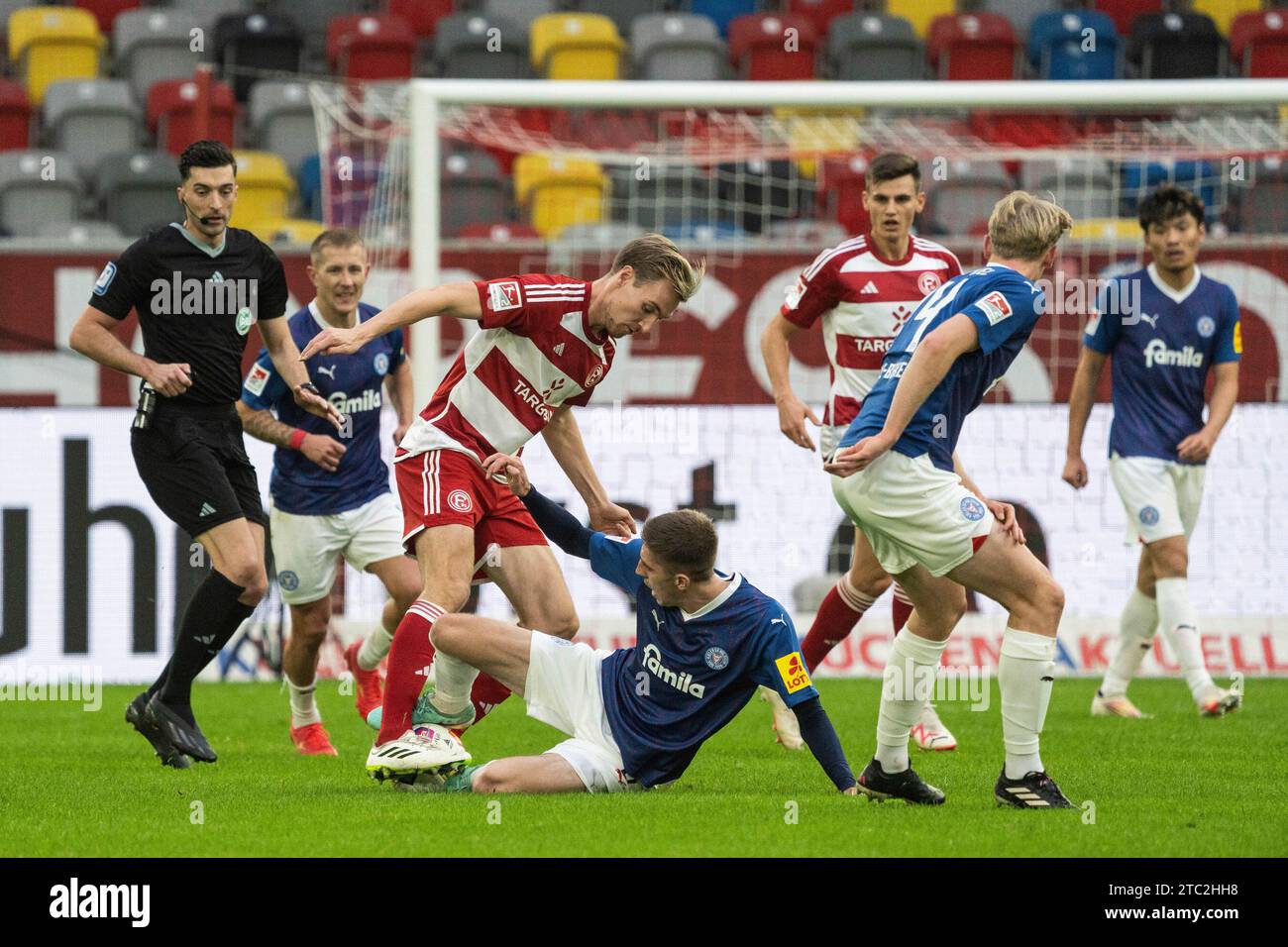 10.12.2023, MERKUR SPIEL-ARENA, DÜSSELDORF, GER, 2. FBL, Fortuna Düsseldorf/Duesseldorf vs Holstein Kiel im Bild : Zweikampf zwischen Marko Ivezic/Iverzic (Holstein Kiel, #6) Am Boden und Vincent Vermeij (Fortuna Düsseldorf/Duesseldorf, #9) Foto © nordphoto GmbH/Christian Schulze DFL les règlements interdisent toute utilisation de photographies comme séquences d'images et/ou quasi vidéo Banque D'Images