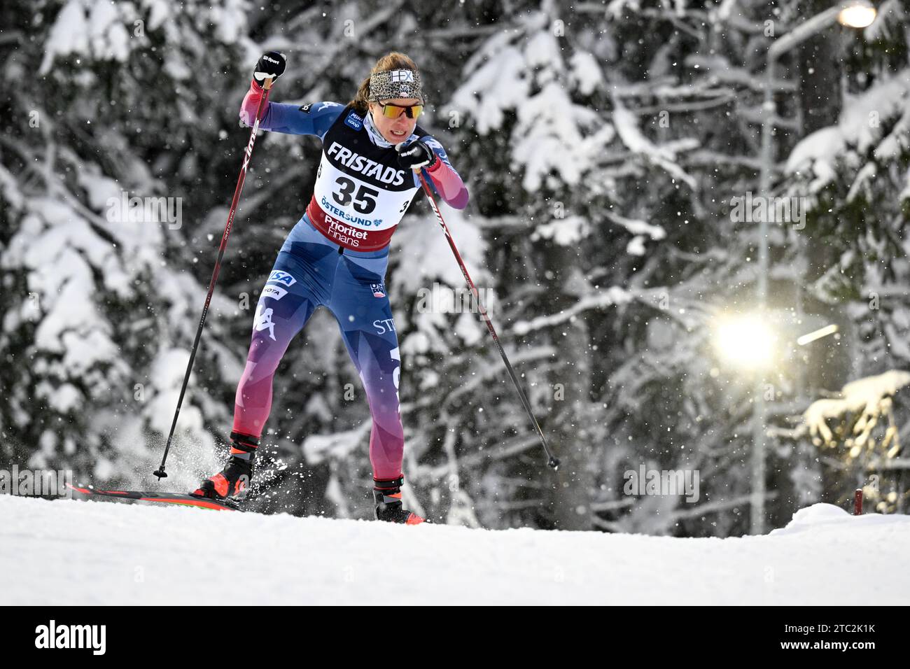 Rosie Brennan (USA) dans les 10 km libres féminins à la Coupe du monde en ski de fond au stade de ski de Östersund à Ostersund, Suède le 10 décembre 2023.photo : Anders Wiklund / TT / Code 10040 Banque D'Images