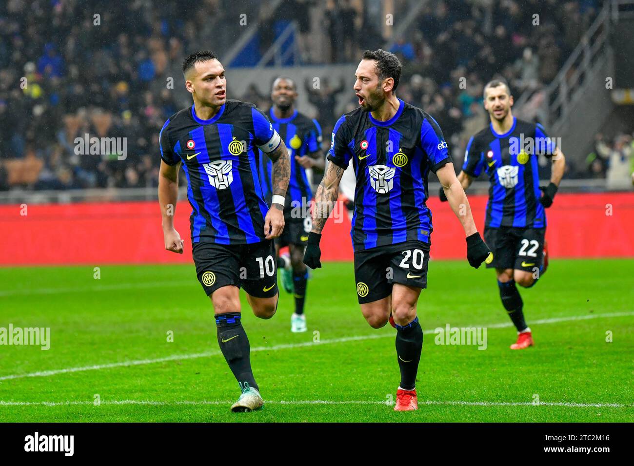 Milan, Italie. 09 décembre 2023. Hakan Calhanoglu (20) de l'Inter marque 1-0 sur un penalty et célèbre avec Lautaro Martinez (10) lors du match Serie A entre l'Inter et l'Udinese à Giuseppe Meazza à Milan. (Crédit photo : Gonzales photo/Alamy Live News Banque D'Images