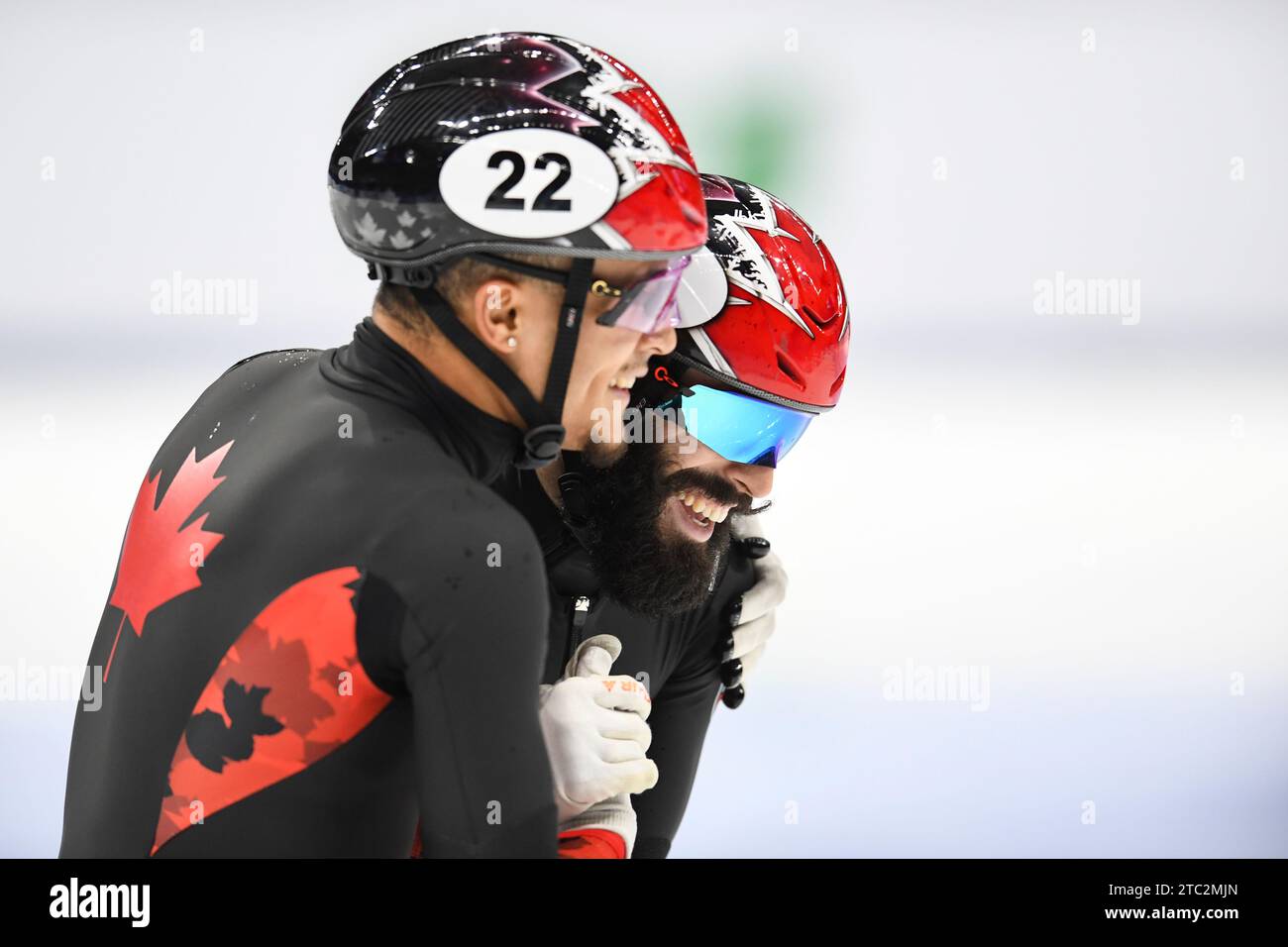Pékin, Chine. 10 décembre 2023. Jordan Pierre-Gilles (à gauche) et Steven Dubois, du Canada, célèbrent après la finale masculine du 500m(2) à la coupe du monde de patinage de vitesse sur courte piste de l'ISU à Beijing, en Chine, le 10 décembre 2023. Crédit : Chen Zhonghao/Xinhua/Alamy Live News Banque D'Images