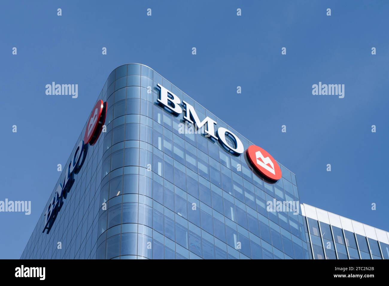 Logo BMO en gros plan sur le bâtiment de la tour BMO à Milwaukee, Wisconsin, États-Unis. Banque D'Images