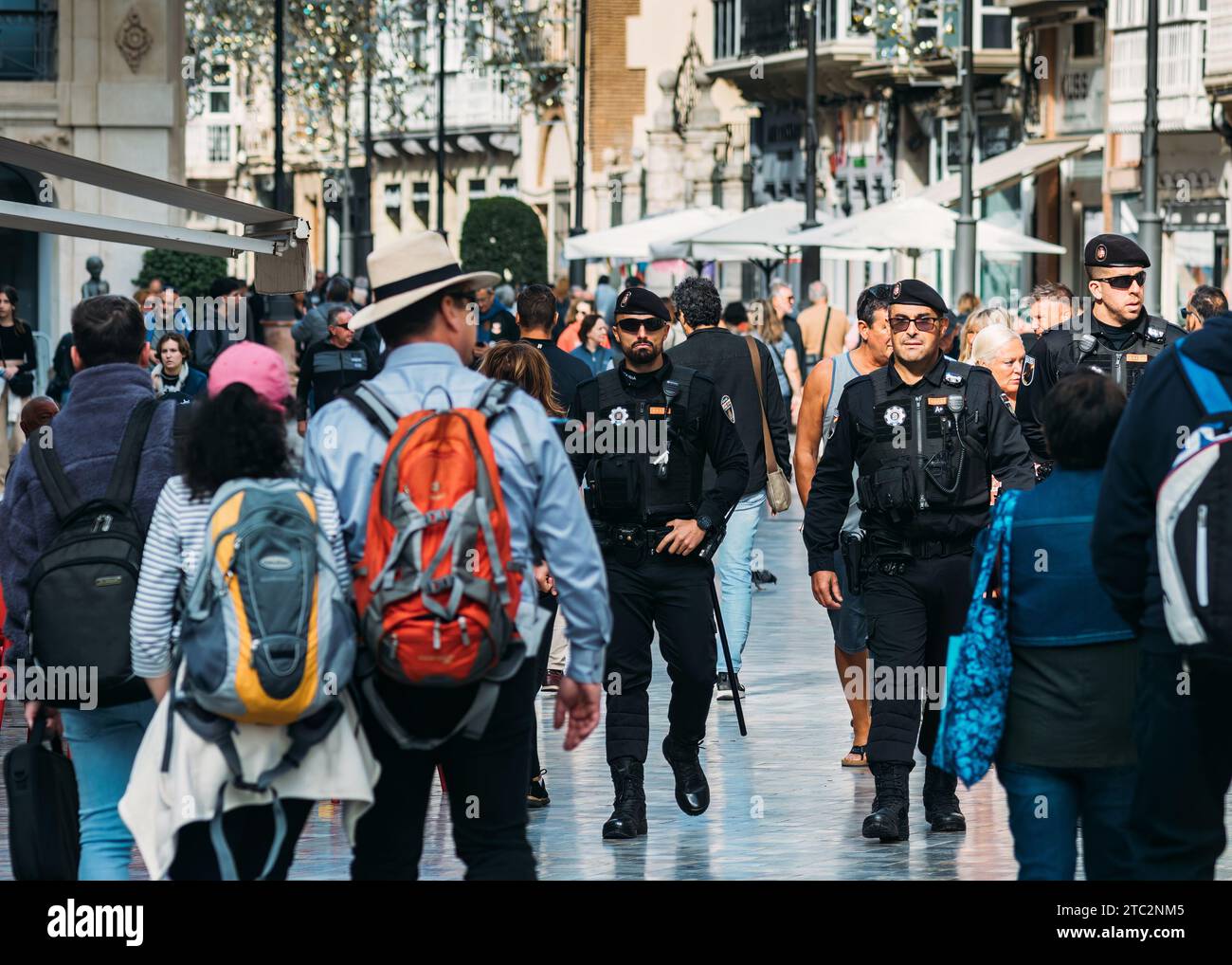 Cartagena, Murcie, Espagne- 21 novembre 2023 : patrouille de la police espagnole dans le centre touristique de Cartagena, Espagne Banque D'Images