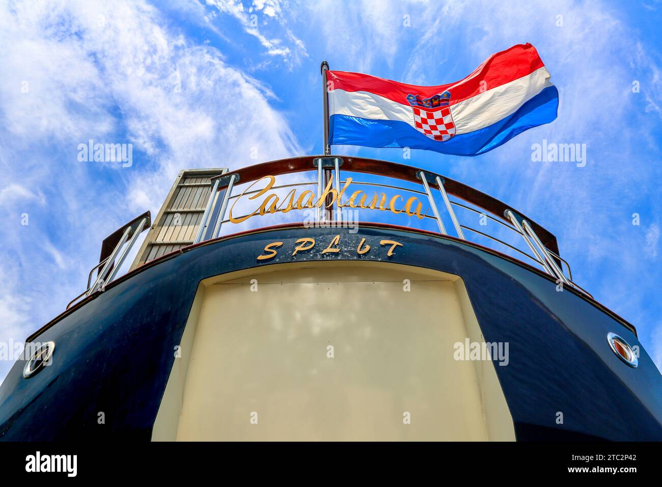 Drapeau national croate à la poupe du yacht de luxe MY Casablanca en Croatie (Barbara Cruising), croisières Adriatique, beau petit bateau de croisière Banque D'Images