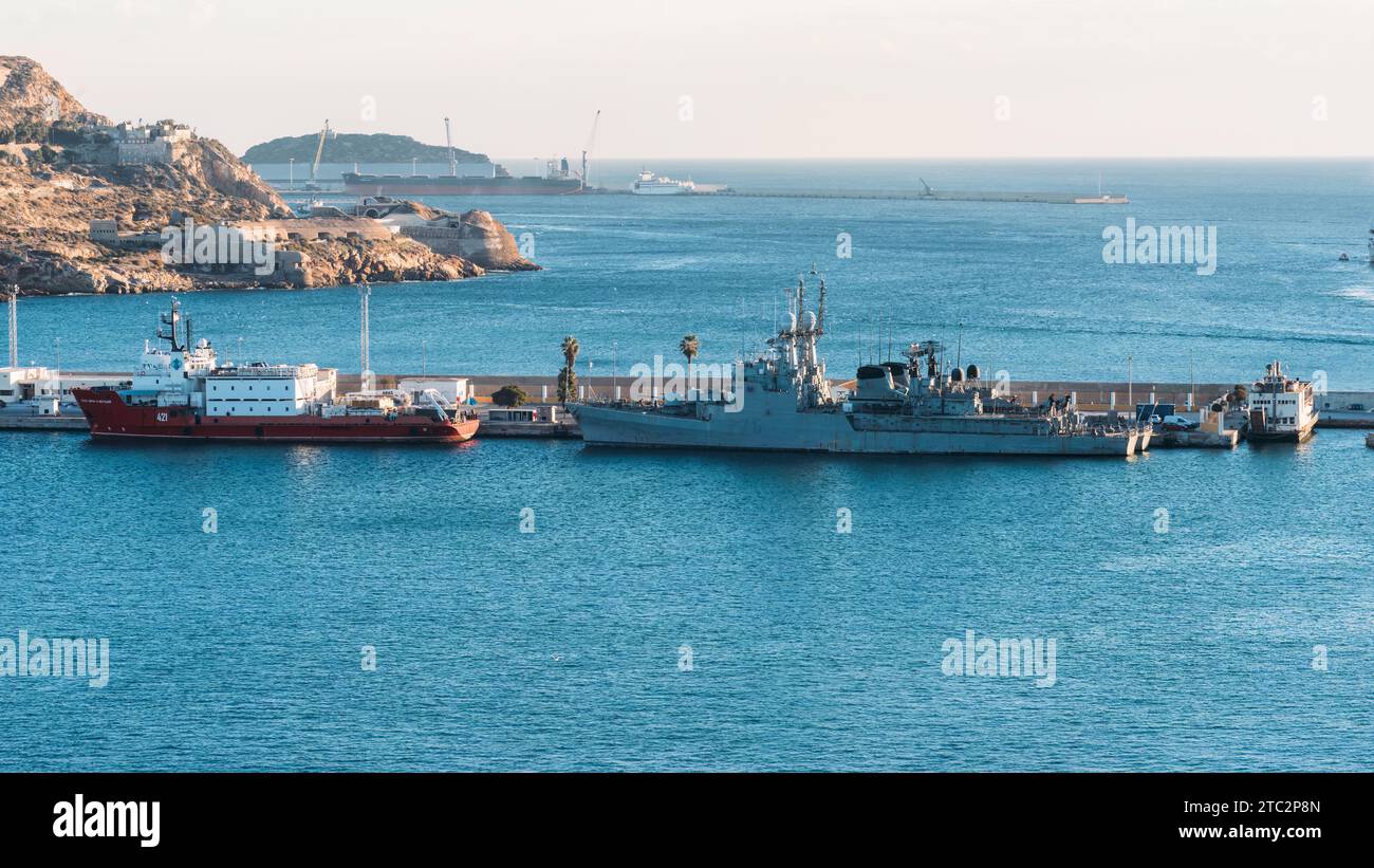 Carthagène, Espagne - 21 novembre 2023 : navires de guerre de la marine espagnole amarrés dans le port de Carthagène, Murcie, Espagne Banque D'Images