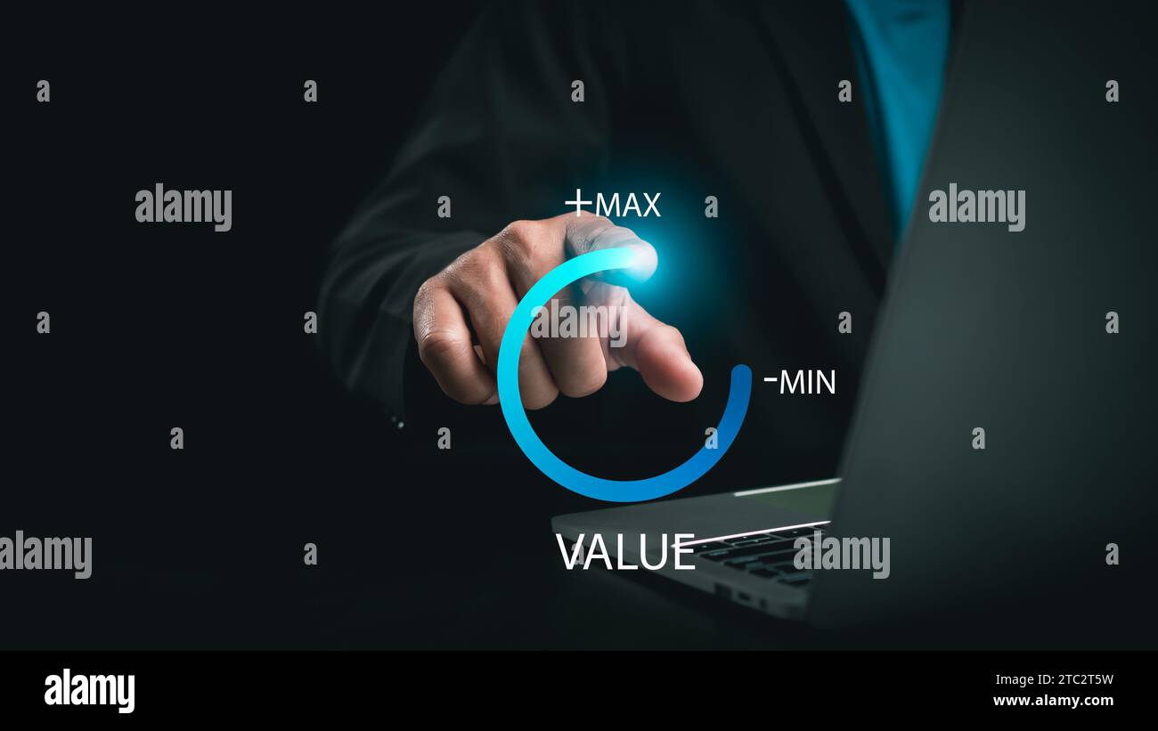 Homme d'affaires tire vers le haut la barre de progression de cercle avec la VALEUR DE mot sur fond de ton sombre, valeur ajoutée ou concept de croissance d'entreprise, augmenter la valeur, Gro Banque D'Images