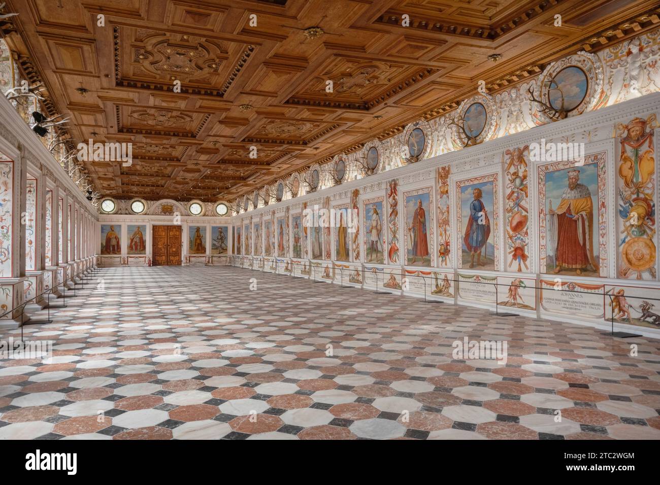 Autriche, Innsbruck, Schloss Ambras qui est un château Renaissance du 16e siècle, la salle espagnole ornée de 27 portraits en pied des souverains du Tyrol. Banque D'Images