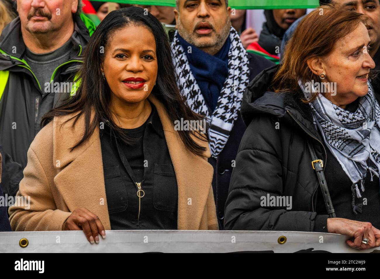 Londres, Royaume-Uni. 9 décembre 2023. Claudia Webber, députée indépendante, rejoint Emma Dent Coad, ex-députée de Kensington et Chelsea, et d'autres passant devant la cathédrale St Pauls et se dirigeant vers Fleet Street - Palestine Protest, appelant à un cessez-le-feu maintenant, marchant de Bank à Parliament Square. La foule continue de réagir à la dernière flambée de violence et à la réponse israélienne à Gaza. La manifestation a été organisée par Stop the war, la Palestine Solidarity Campaign UK et Friends of Al Aqsa, entre autres. Crédit : Guy Bell/Alamy Live News Banque D'Images