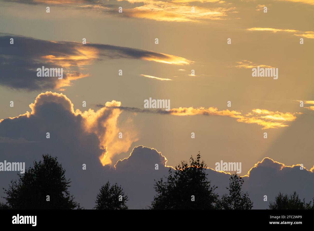 un nuage d'orage sombre se déplace à travers le ciel du soir Banque D'Images