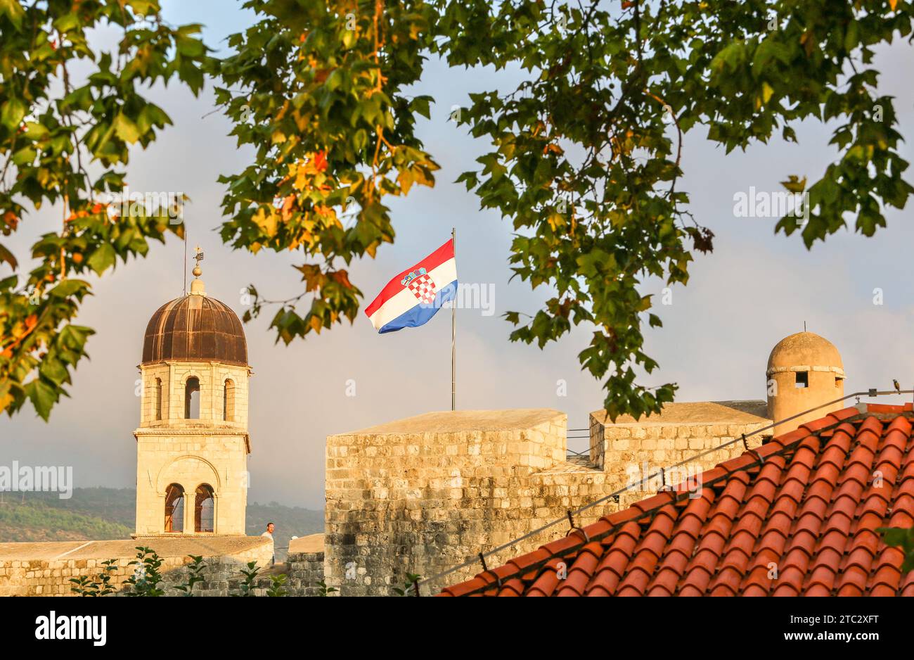 Le drapeau tricolore Trobojnica de Croatie, symbole national croate agitant sur les remparts de la vieille ville de Dubrovnik porta pile, clocher du monastère Banque D'Images