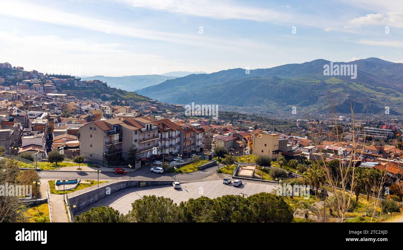 Bronte, Sicile, Italie - 17 février 2023 : vue panoramique de la ville de Bronte célèbre pour sa pistache sicilienne sur la vallée de la rivière Simeto sur la pente de l'Etna Banque D'Images