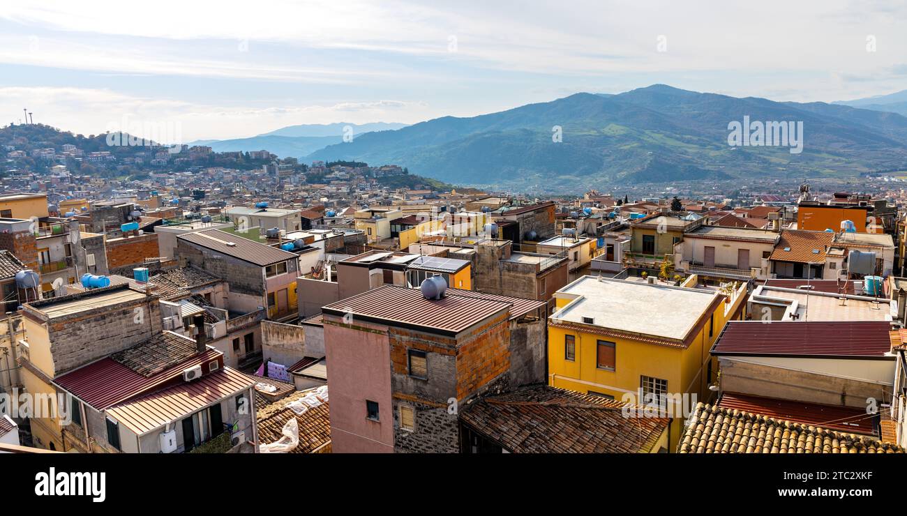 Bronte, Sicile, Italie - 17 février 2023 : vue panoramique de la ville de Bronte célèbre pour sa pistache sicilienne sur la vallée de la rivière Simeto sur la pente de l'Etna Banque D'Images