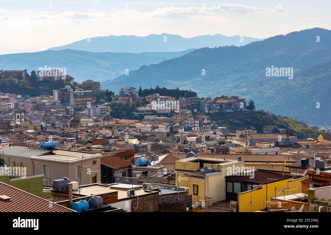 Bronte, Sicile, Italie - 17 février 2023 : vue panoramique de la ville de Bronte célèbre pour sa pistache sicilienne sur la vallée de la rivière Simeto sur la pente de l'Etna Banque D'Images