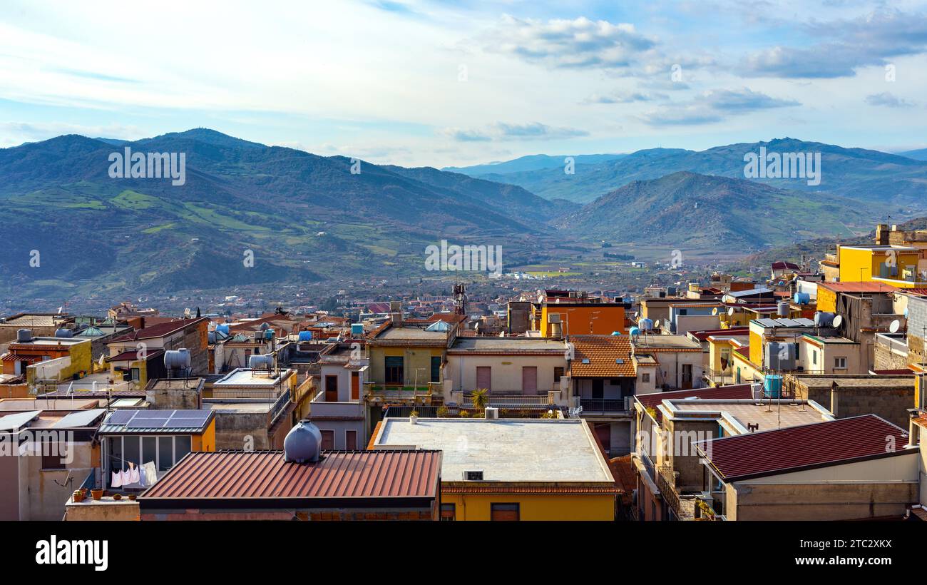 Bronte, Sicile, Italie - 17 février 2023 : vue panoramique de la ville de Bronte célèbre pour sa pistache sicilienne sur la vallée de la rivière Simeto sur la pente de l'Etna Banque D'Images