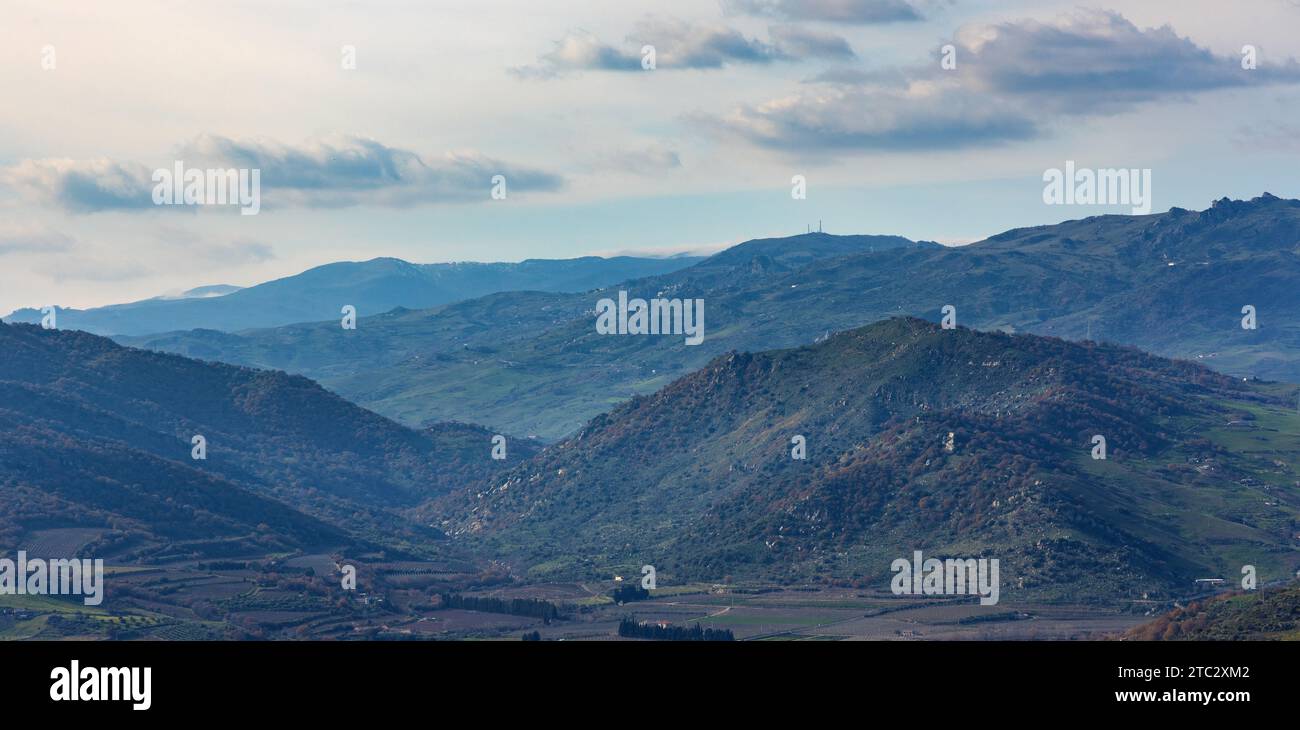 Bronte, Sicile, Italie - 17 février 2023 : vue panoramique de la vallée de la rivière Simeto avec les montagnes environnantes sur le versant ouest du volcan Etna Banque D'Images