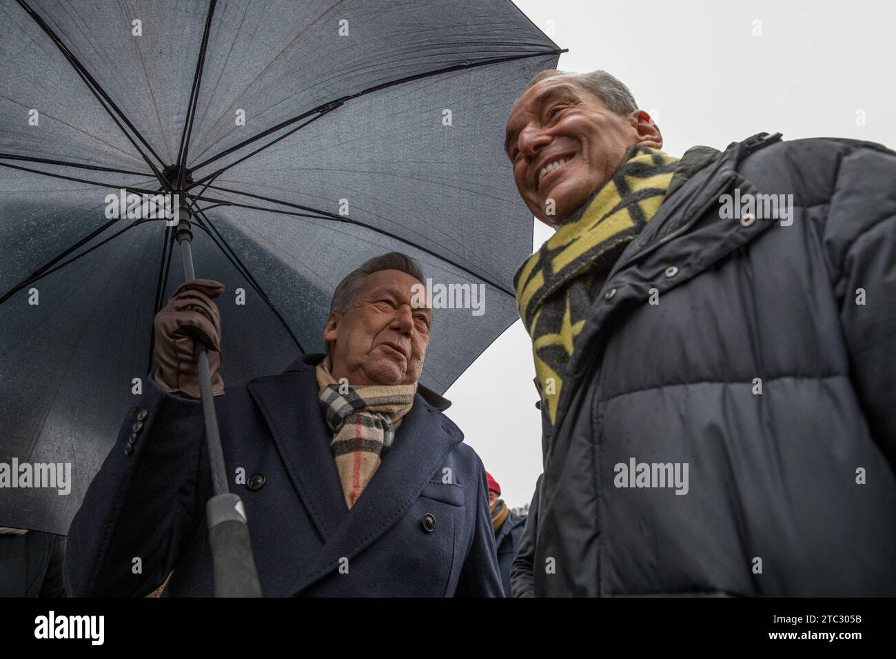 Berlin, Allemagne. 10 décembre 2023. Lors de la manifestation de solidarité à Berlin, une interaction significative a été captée entre Julien Michel Friedman et Roland Kaiser, deux personnalités renommées dans leurs domaines respectifs. Friedman, célèbre publiciste franco-allemand, animateur de talk-show, avocat, philosophe et ancien politicien, engagé dans une conversation réfléchie avec Kaiser, un célèbre chanteur et musicien allemand Schlager. Né Ronald Keller le 10 mai 1952, à Berlin-Ouest, Kaiser est devenu célèbre avec sa chanson révolutionnaire ''Santa Maria'' en 1980, qui s'est vendue à 1,2 millions d'exemplaires. Avec plus de 90 millions d'enregistrements Banque D'Images