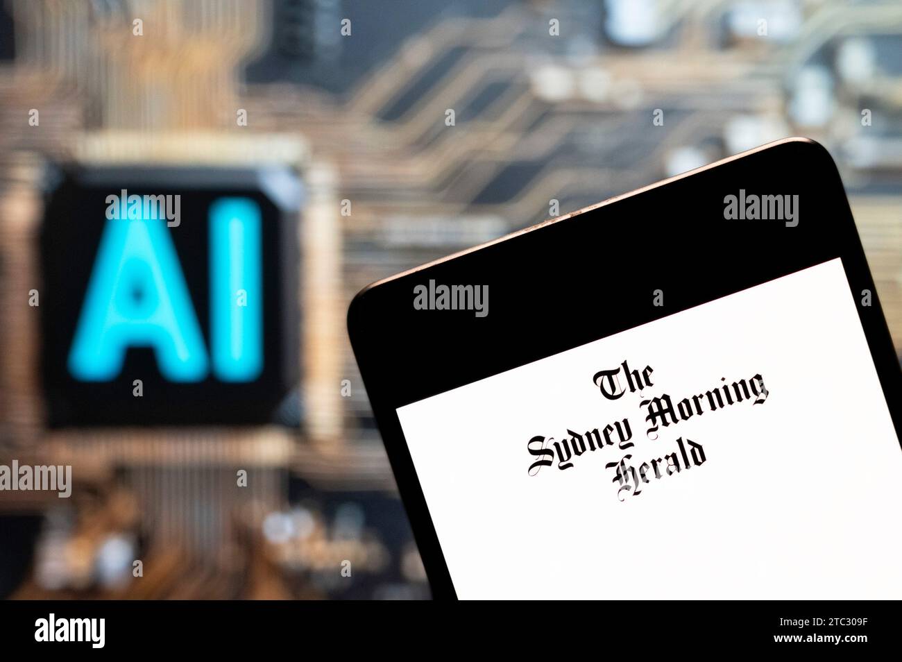 Dans cette illustration photo, le logo du quotidien australien Sydney Morning Herald est affiché sur un smartphone avec une puce d'intelligence artificielle (IA) et un symbole en arrière-plan. (Photo de Budrul Chukrut / SOPA Images/Sipa USA) *** strictement à des fins éditoriales *** Banque D'Images