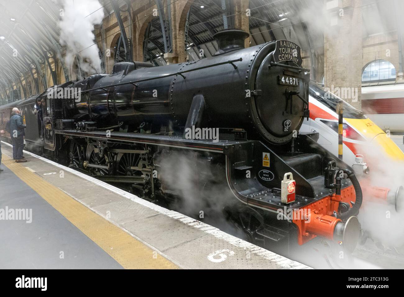 Railway Touring Company 'Lincoln Christmas Express remorqué par LMS Black 5 locomotive 44871 à Kings Cross Station Londres Royaume-Uni Banque D'Images