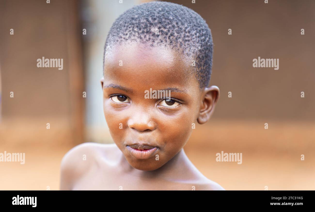 Fille Africaine Debout Banque De Photographies Et Dimages à Haute Résolution Alamy 8809