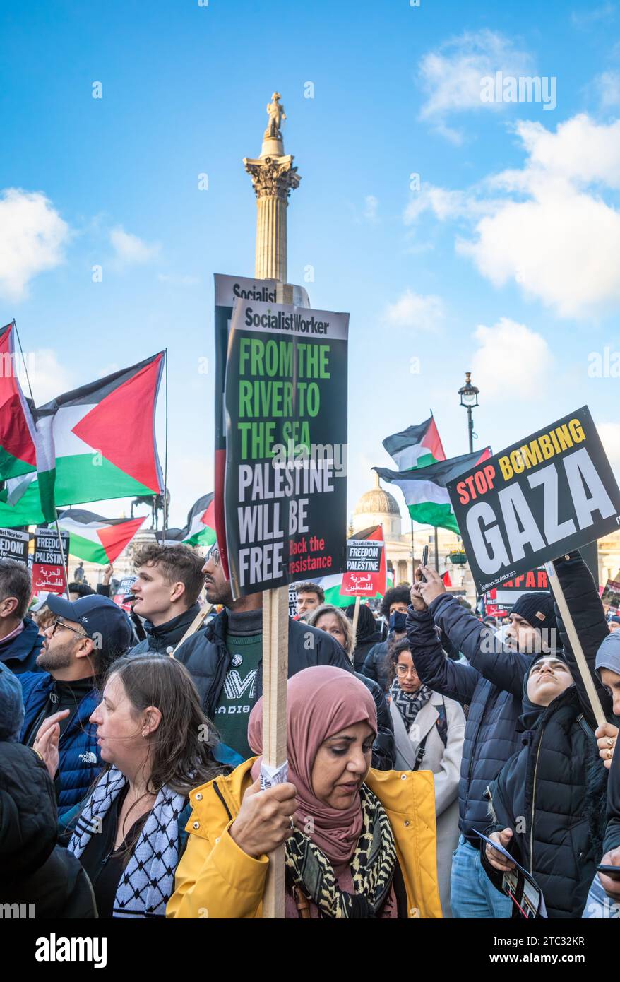 Londres / Royaume-Uni - décembre 9 2023 : un manifestant pro-palestinien porte une pancarte indiquant "du fleuve à la mer..." lors d'une démonstration appelant à une fin t Banque D'Images