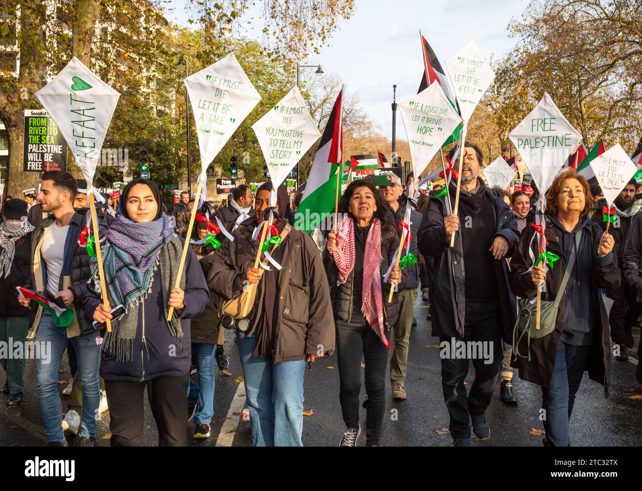 Londres / Royaume-Uni - 9 2023 décembre : des manifestants pro-palestiniens défilent avec des pancartes à la mémoire du poète Refaat Alareer tué lors d'une manifestation appelant à un Banque D'Images