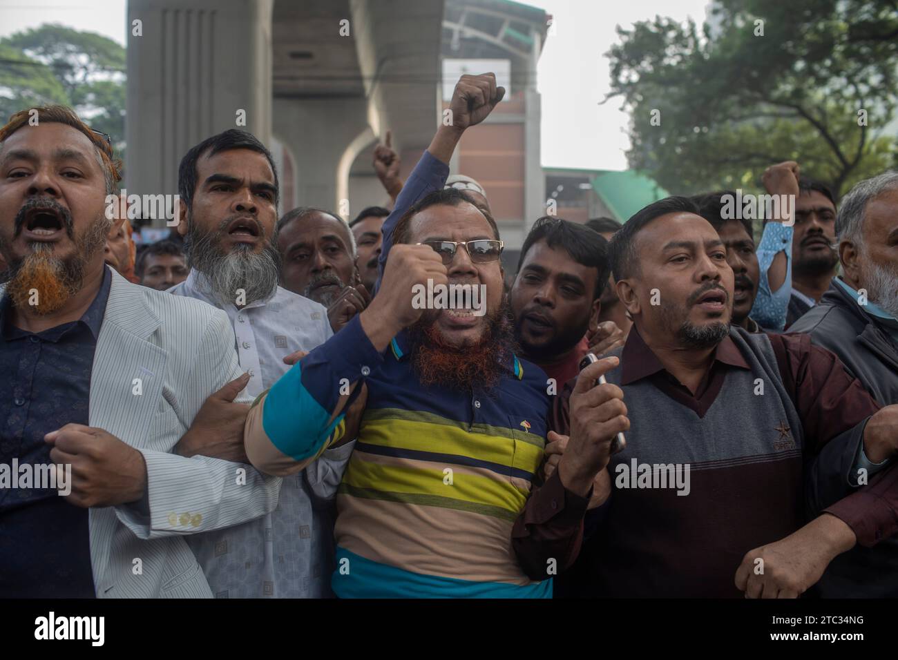 Les dirigeants et militants du Parti nationaliste du Bangladesh ainsi que les membres des familles des victimes de disparitions forcées et de meurtres politiques chantent des slogans lors de la Journée internationale des droits de l'homme . Les dirigeants et militants du Parti nationaliste du Bangladesh ainsi que les familles des victimes de disparitions forcées et de meurtres politiques ont formé une chaîne humaine dans la capitale, marquant la Journée internationale des droits de l'homme. Plusieurs centaines de dirigeants et de militants du BNP ont commencé à se rassembler dans la région depuis le matin pour participer au programme en présence massive d'agents de la force publique. Banque D'Images