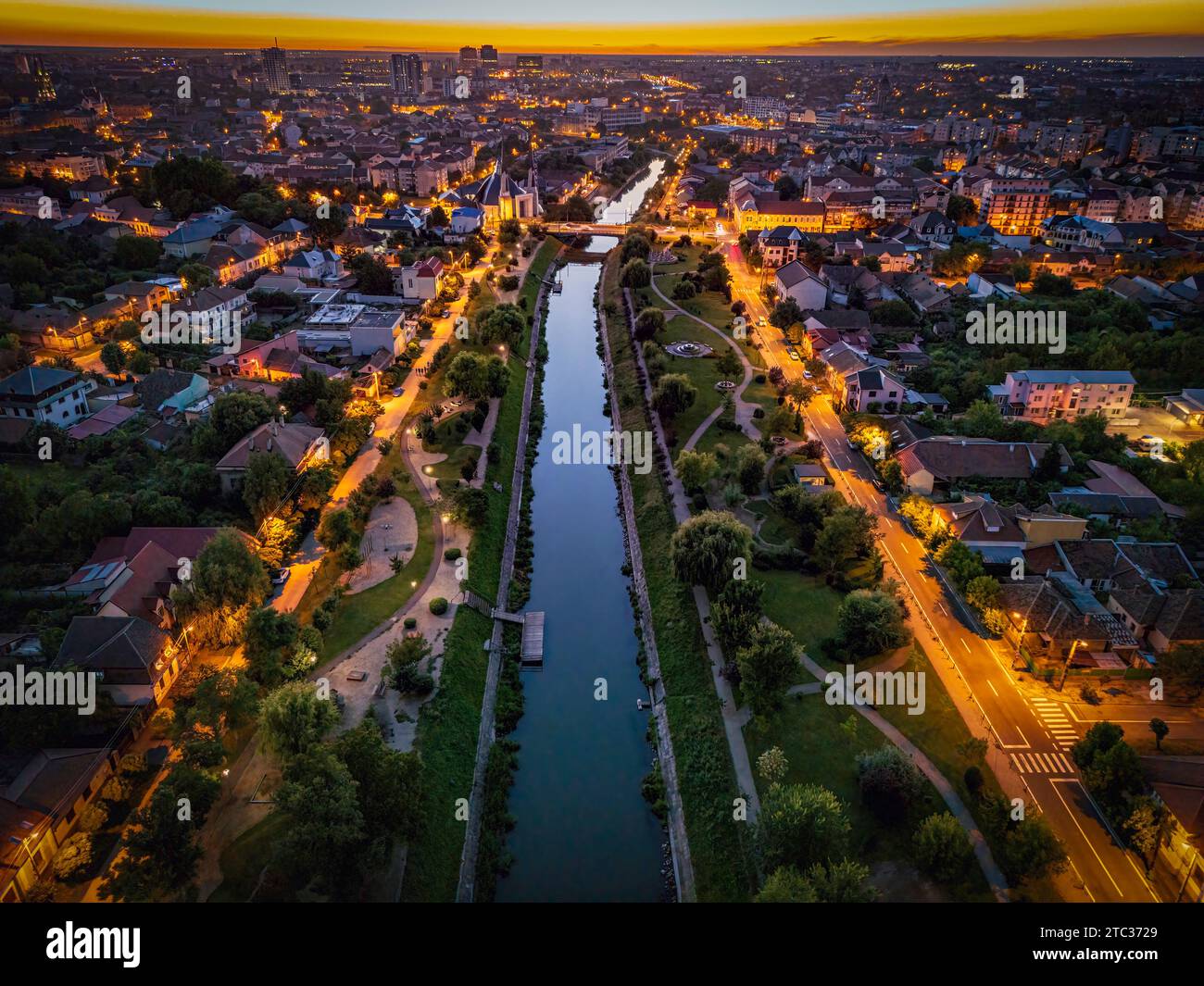 Vue aérienne de la rive de la rivière Bega lors d'un coucher de soleil orange spectaculaire. Photo drone prise le 1 septembre 2023, à Timisoara, comté de Timis, Roumanie. Banque D'Images