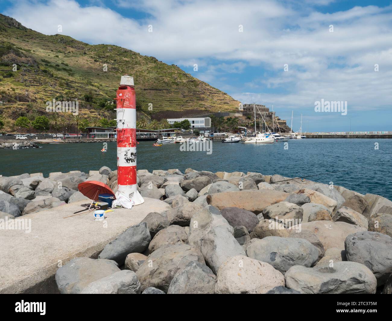 Machico, Madère, Portugal, 17 mai 2022 : vue sur la marina de la baie de Machico, port avec bateaux de pêche et yachts. Machico est une ville de villégiature populaire à l'est de coa Banque D'Images