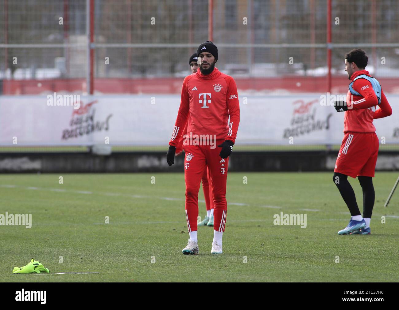 München, Deutschland 10. Décembre 2023 : Fussball, Herren, saison 2023/2024, FC Bayern München, Säbener Strasse, Trainingsgelände, entraînement Noussair Mazraoui (FC Bayern München) stehend Banque D'Images