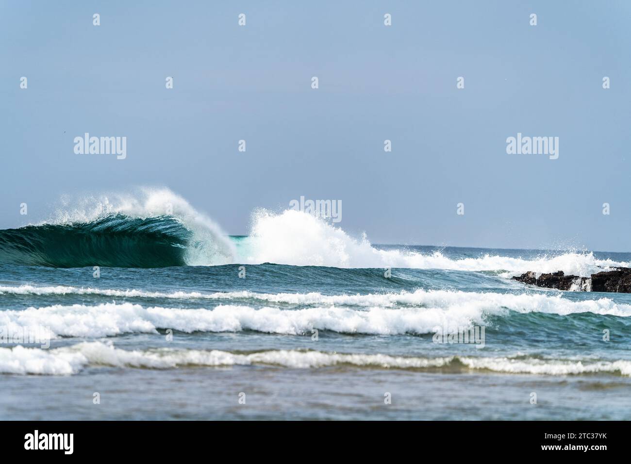 Vagues puissantes à Sagres, dansant avec la côte rocheuse. L'énergie de l'océan capturée en un seul instant. 🌊✨ Sagres Portugal vagues atlantiques Banque D'Images