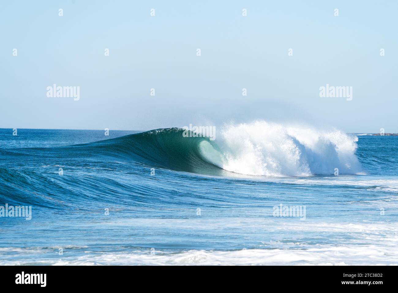 Une des vagues les plus parfaites que j’ai photographiées à Mindelo. Sa forme impeccable et son énergie captivante reflètent la beauté indomptée de l'océan. 🌊✨ Banque D'Images