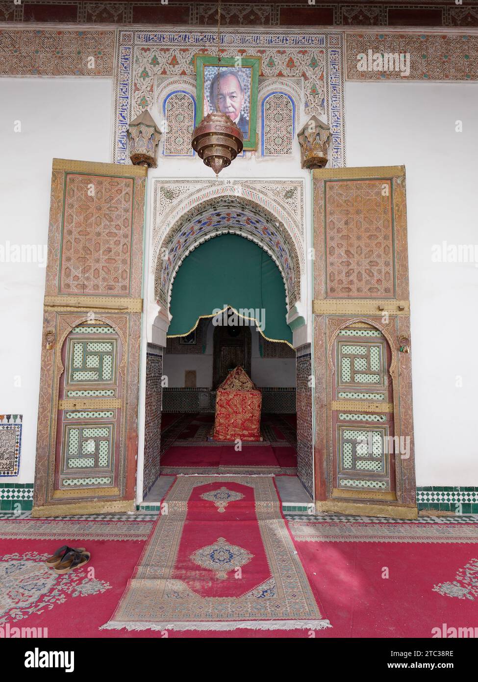 Sanctuaire dans la ville de Marrakech aka Marrakech avec mosquée au loin, Maroc, 10 décembre 2023 Banque D'Images