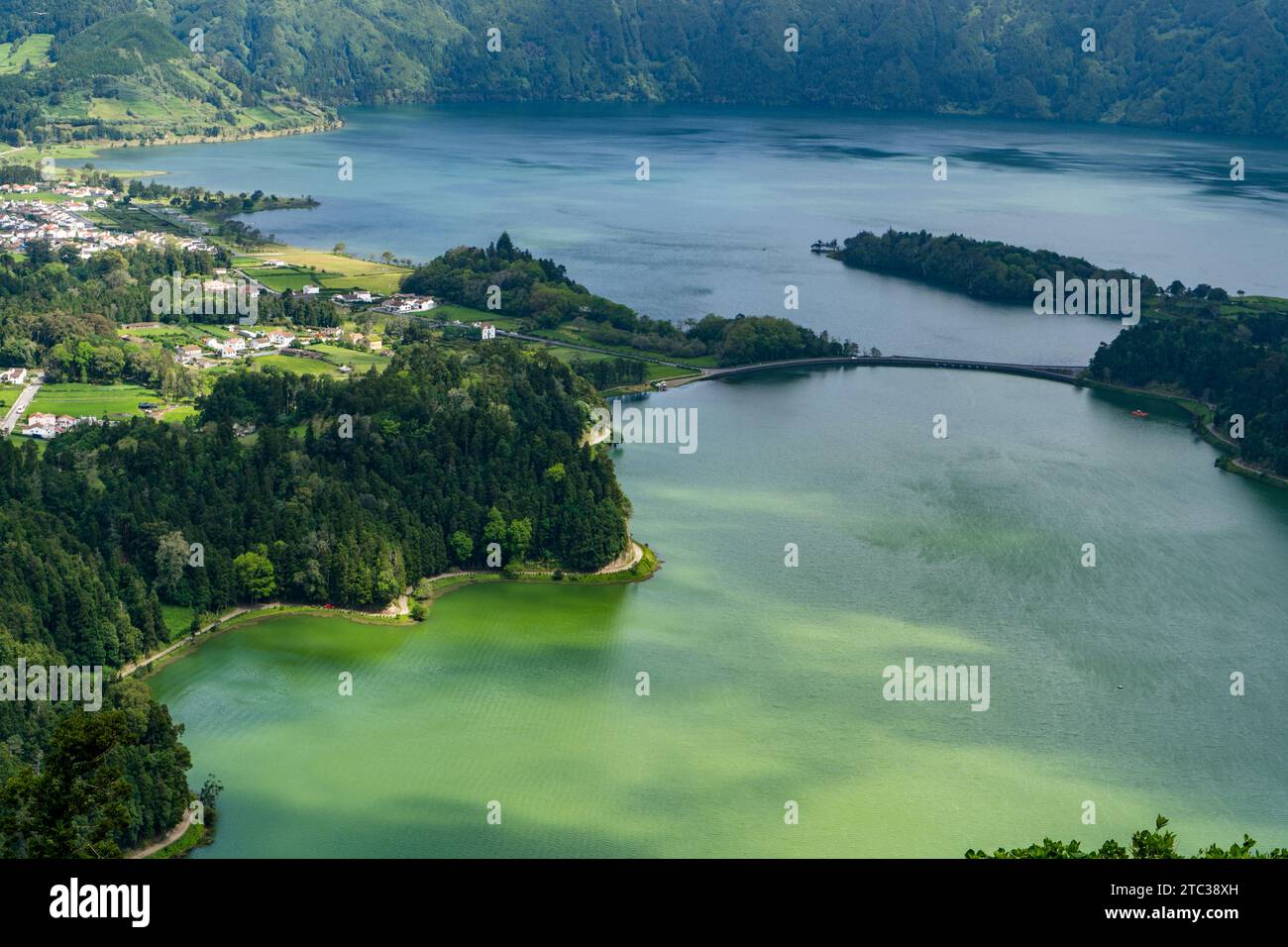 La lagune des sept villes des Açores est un spectacle de sérénité et de beauté, où les eaux bleues se mêlent au vert luxuriant des pentes volcaniques. Banque D'Images