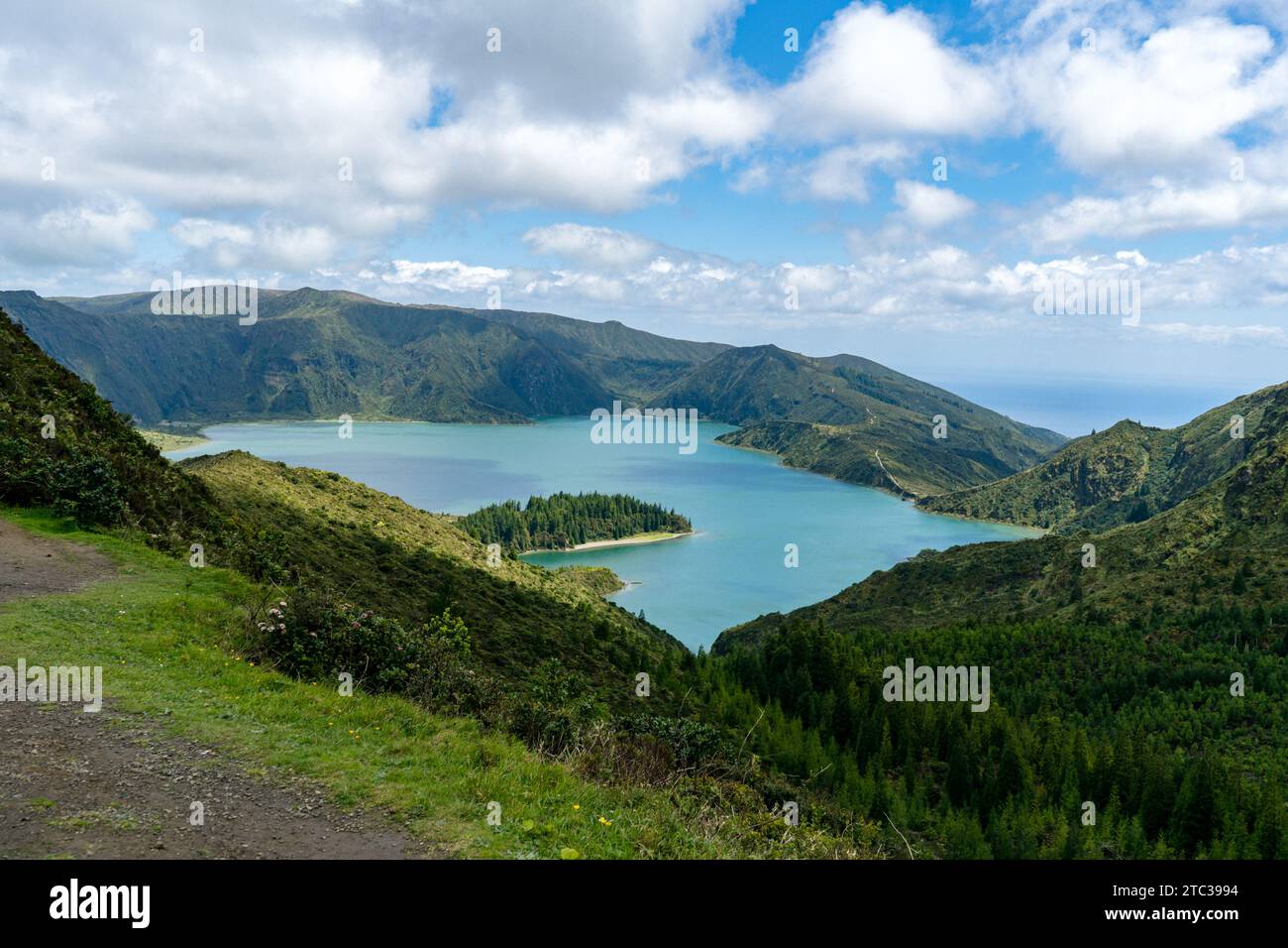 La lagune des sept villes des Açores est un spectacle de sérénité et de beauté, où les eaux bleues se mêlent au vert luxuriant des pentes volcaniques. Banque D'Images