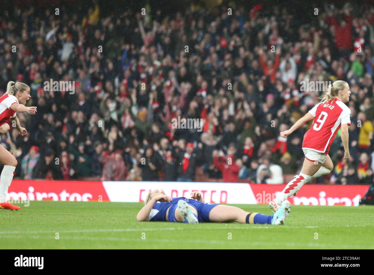 Londres, Royaume-Uni. 10 décembre 2023. Beth Mead d'Arsenal Women célèbre son but lors du match de FA Women's Super League entre Arsenal Women et Chelsea Women au Emirates Stadium, Londres, Angleterre, le 10 décembre 2023. Photo de Joshua Smith. Usage éditorial uniquement, licence requise pour un usage commercial. Aucune utilisation dans les Paris, les jeux ou les publications d'un seul club/ligue/joueur. Crédit : UK Sports pics Ltd/Alamy Live News Banque D'Images