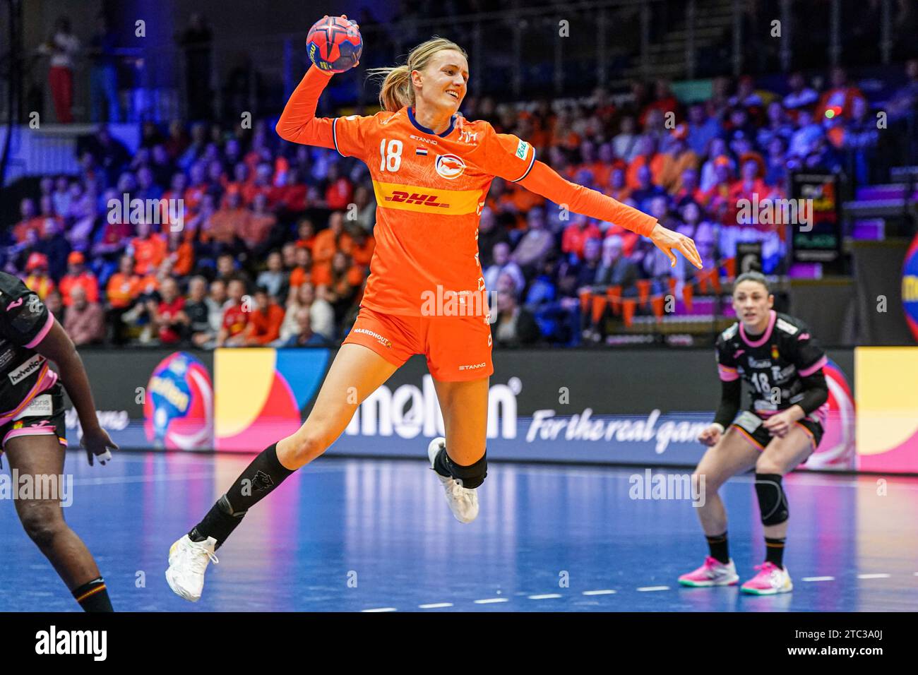 FREDRIKSHAVN, DANEMARK - DÉCEMBRE 10 : Kelly Dulfer des pays-Bas tire lors du 26e match du Championnat du monde féminin de handball du Groupe H entre les pays-Bas et l'Espagne à Arena Nord le 10 décembre 2023 à Fredrikshavn, Danemark (photo de Henk Seppen/Orange Pictures) NOCSNSF Banque D'Images