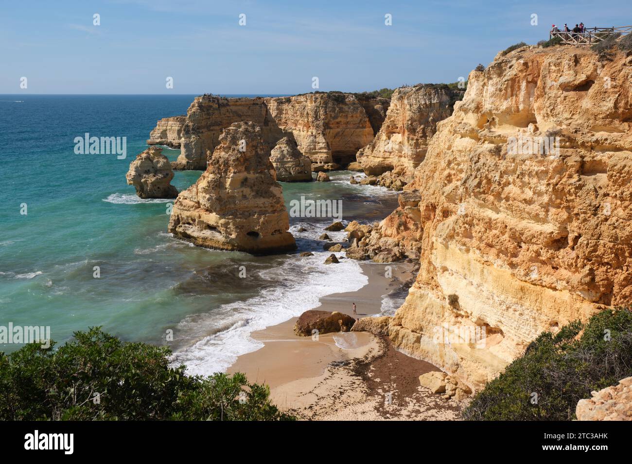 Falaises et promenades côtières à l'est de Carvoeiro Algarve Portugal Banque D'Images