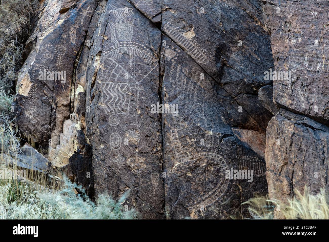 Pétroglyphes écrits par les Indiens Hopi à Parowan Gap, Utah. Les symboles comprennent des signes claniques et des références directionnelles. On croit que le Fremont i Banque D'Images