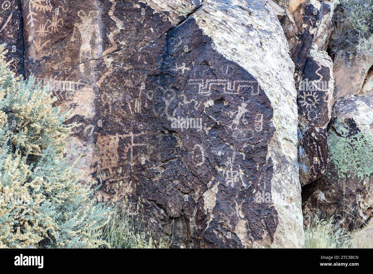 Pétroglyphes écrits par les Indiens Hopi à Parowan Gap, Utah. Les symboles comprennent des signes claniques et des références directionnelles. On croit que le Fremont i Banque D'Images